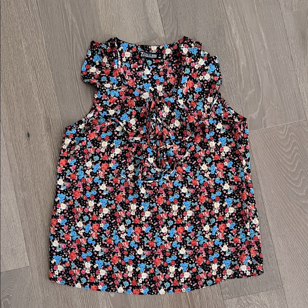 7th Avenue, NY & Co floral ruffle blouse. Size:M. Gently Used.